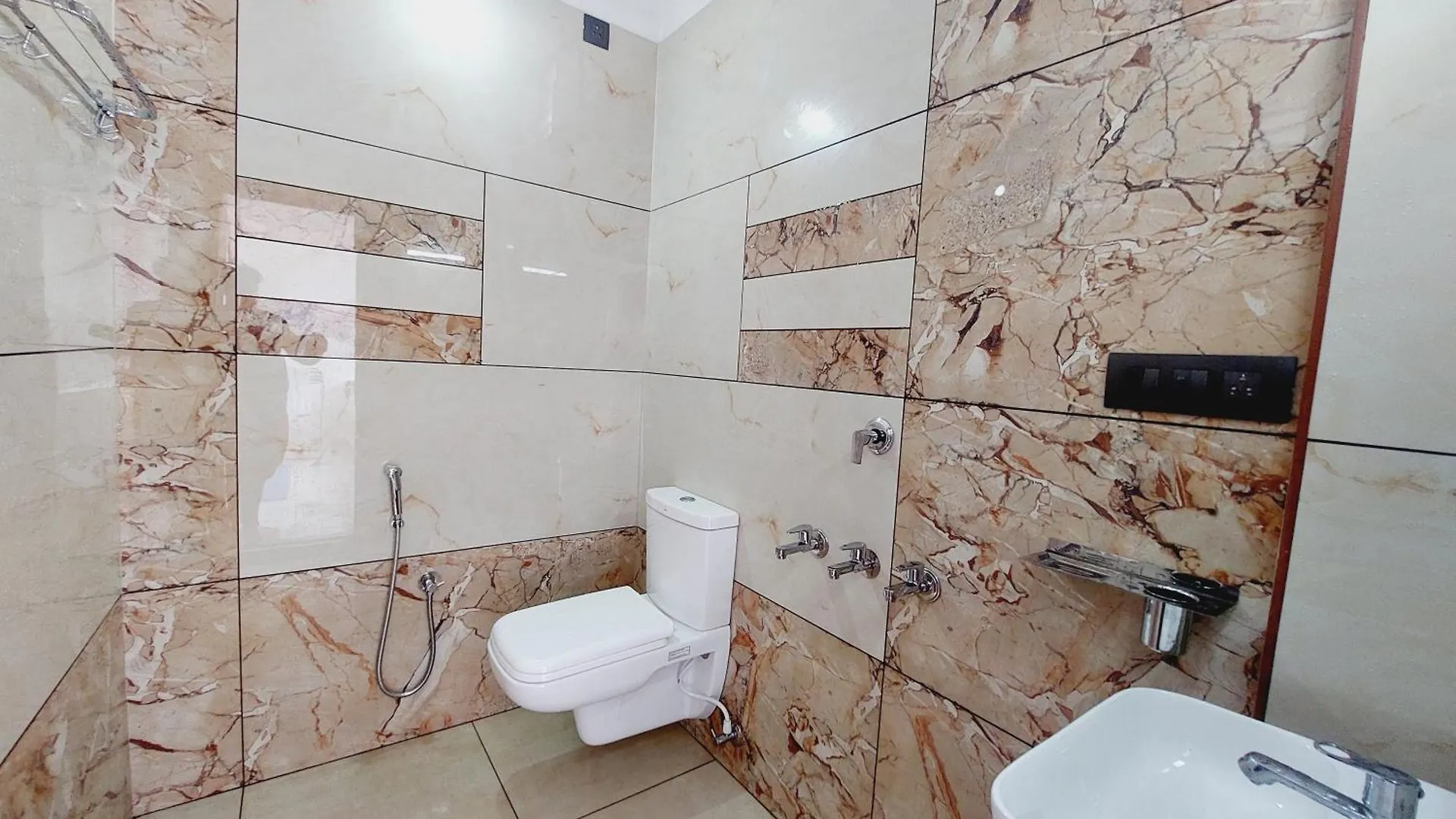 Ishaz Homes Kochi 0*,